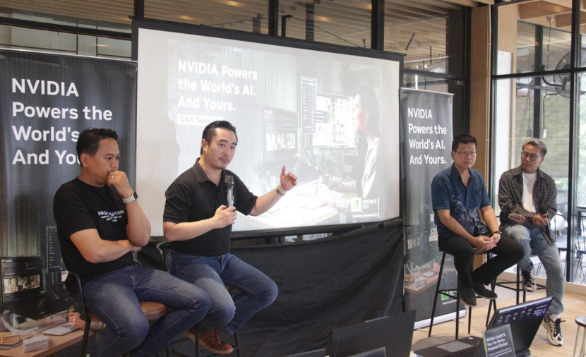 Consumer Business Lead NVIDIA Indonesia, Adrian Lesmono (kedua kiri) mengenalkan keunggulan GeForce RTX AI PC. 