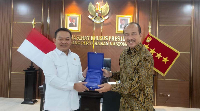 Ketua Forum Komunikasi Industri Pertahanan (Forkominhan) Marsma Eris Herryanto bersama Penasihat Khusus Presiden Bidang Pertahanan Nasional, Jenderal TNI (Purn) Prof. Dudung Abdurahman di sela audiensi di kawasan Menteng, Jakarta Pusat. (Foto: Dok RUZKA INDONESIA)