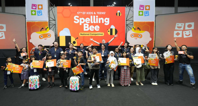 Seluruh juara kompetisi nasional Spelling Bee EF Kidz &Teens ke-17 berfoto bersama. (Foto: Dok RUZKA INDONESIA)