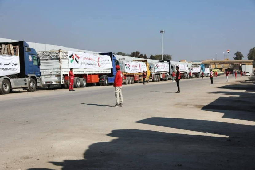 Truk bantuan bersiap memasuki Jalur Gaza melalui Perbatasan Rafah, membawa pasokan yang sangat dibutuhkan ke wilayah yang dilanda perang. (Foto: Dok RUZKA INDONESIA)