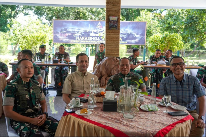 Menteri Iftitah dan Pangdivif 2 Kostrad Mayjen Susilo. Sumber: Seputar Militer