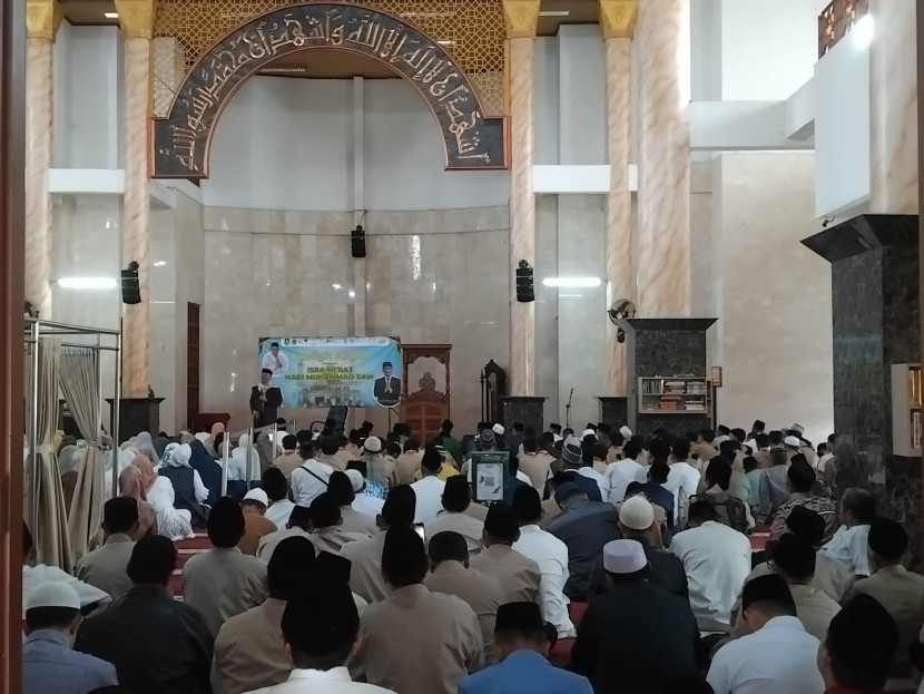 Seribuan jamaah memadati peringatan Isra Miraj di Masjid Agung Kota Sukabumi, Selasa (21/1/2025).