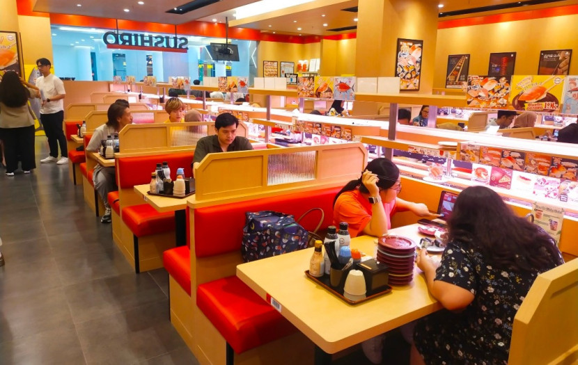 Para pengunjung sedang menikmati makan sushi di Sushiro di Margocity, Kota Depok, Senin (21/01/2025). (Foto: Rusdy Nurdiansyah/RUZKA INDONESIA)