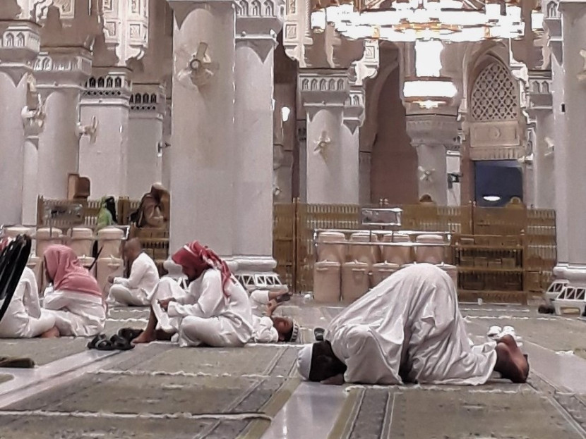 Seorang hamba sedang sujud dalam shalat di Masjidil Haram, Makkah. (Foto: SumatraLink.id/Mursalin Yasland)