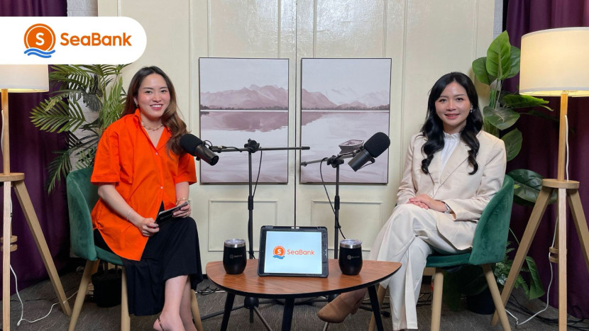 Direktur Keuangan SeaBank, Lindawati Octaviani (kanan) memberikan tips menata keuangan di tahun 2025 dalam podcast Womantalk, beberapa waktu lalu. (Foto: SeaBank)