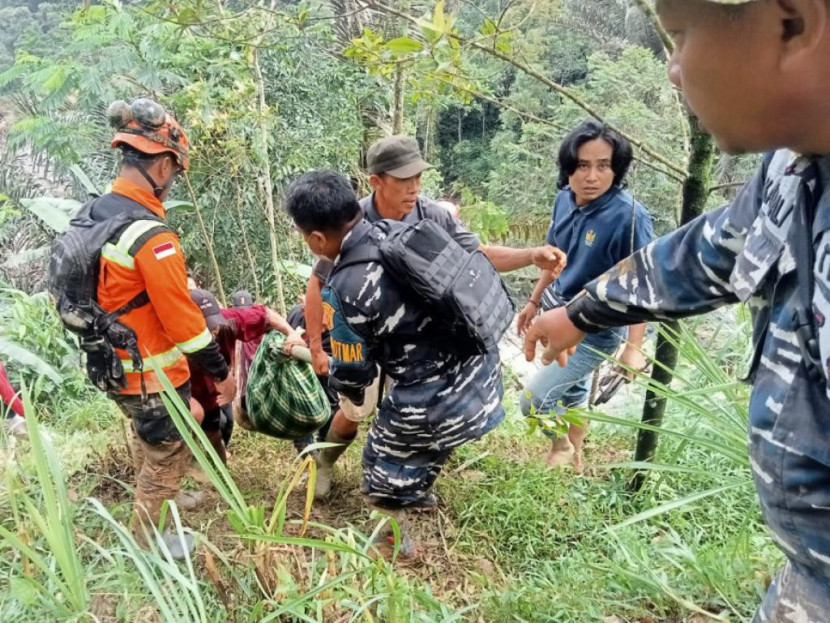 TNI AL bantu evakuasi korban tanah longsor di Pekalongan. Foto: TNI AL