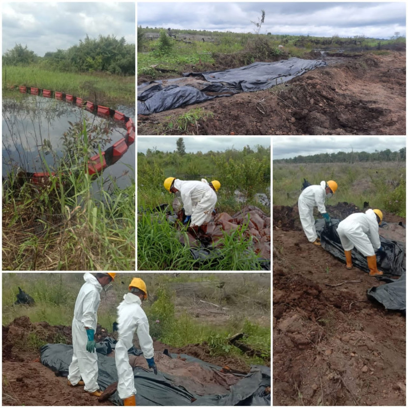 Pekerja Medco E&P membersihkan tumpahan minyak mentah akibat vandalisme. (FOTO: Humas Medco) 