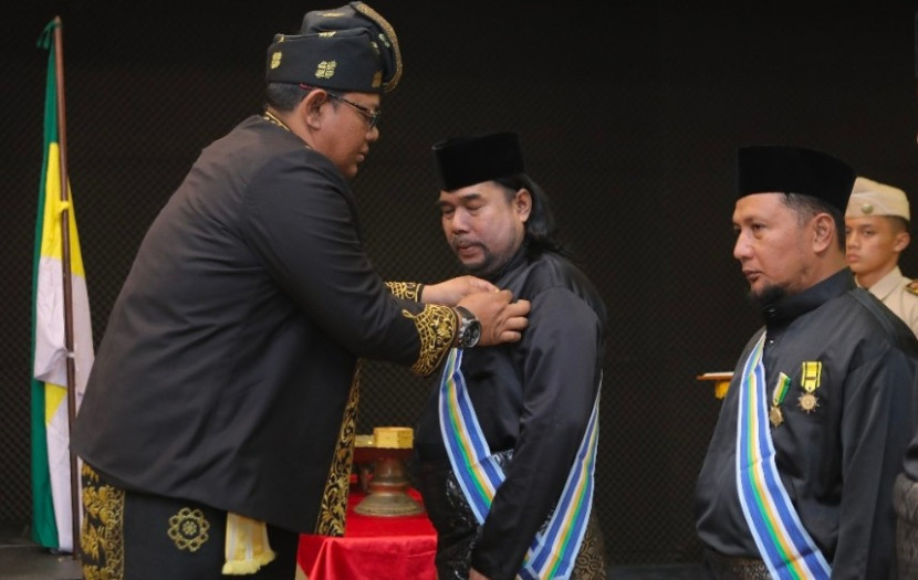 Asrizal Nur menerima Bintang Jasa dari Raja Kejeruan Metar Bilad Deli XI Tuanku YTAM Muhamad Fauzi, Sempena Milad Raja/ Hari Keputraan ke 40, di Medan, Sumatera Utara, Sabtu (18/01/2025). (Foto: Dok RUZKA INDONESIA)