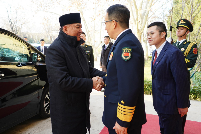 Menhan Sjafrie Sjamsoeddin bersalaman dengan Menhan RRC Laksamana Dong Jun di Beijing, Rabu (22/1/2025). Sumber: KBRI Beijing