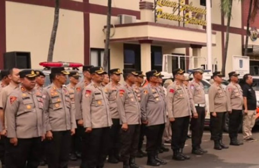 Aparat kepolisian Polrestro Depok. (Foto: Dok RUZKA INDONESIA)