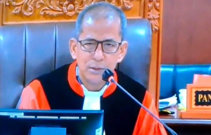 Ketua Majelis Panel 2 MK, Sadli Isra dalam sidang sengketa Pilgub Sulsel dalam temuan bukti lebih dari sejuta tanda tangan palsu. (Foto: Dok RUZKA INDONESIA)