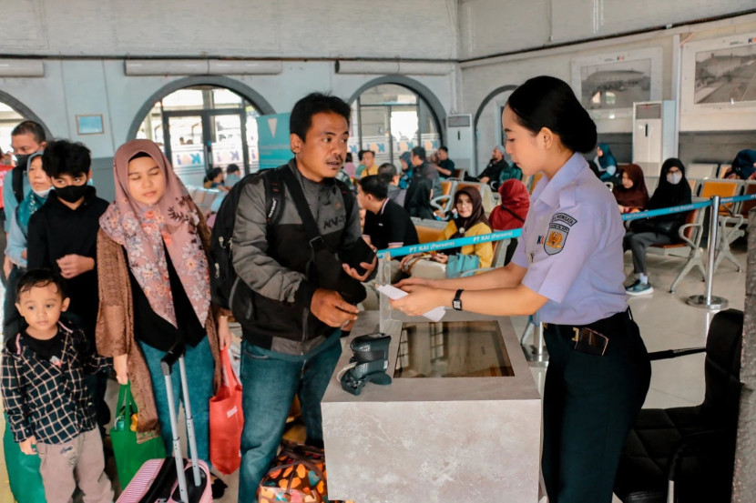 Ilustrasi: Keramaian di Stasiun Pasar Senen, Jakarta Pusat, pada musim liburan Lebaran tahun lalu. (Foto: Dok. Humas PT KAI)