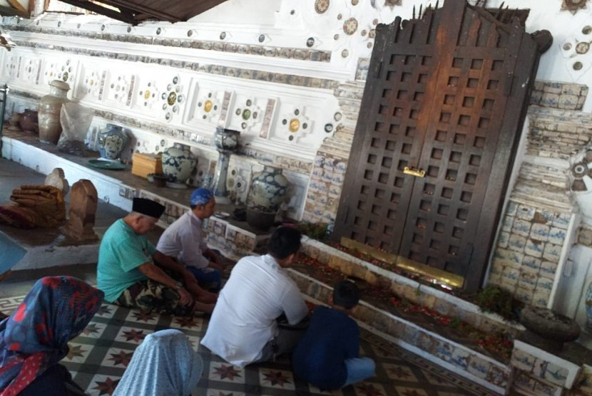 Peziarah di makam Sunan Gunung Jati atau Syekh Syarif Hidayatullah di Desa Astana, Kecamatan Gunung Jati, Kabupaten Cirebon. Foto: Republika/Fuji E Permana