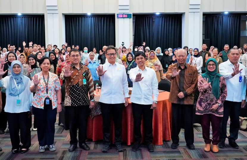 Foto bersama Menteri Kesehatan (Menkes) RI Budi Gunadi Sadiki dan jajarannya setelah kegiatan Peluncuran ini berlangsung di Aula Siwabessy, Gedung Prof. Sujudi. 