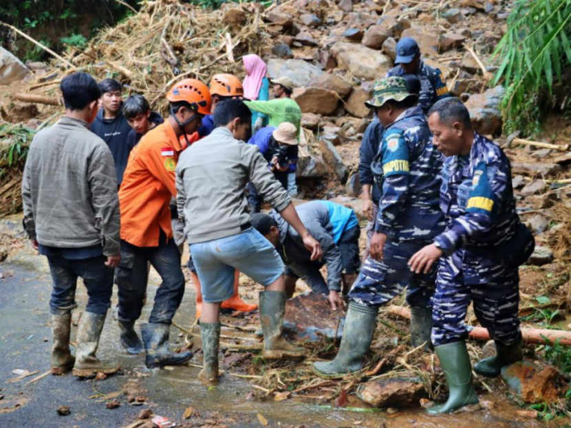 TNI AL dan BPBD sisir aliran sungai mencari korban longsor di Pekalongan. Foto: TNI AL