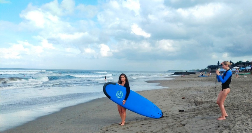 Foto ilustrasi turis bule Rusia di Pantai Batu Bolong, Canggu, Bali. (Foto: Rusdy Nurdiansyah/RUZKA INDONESIA)