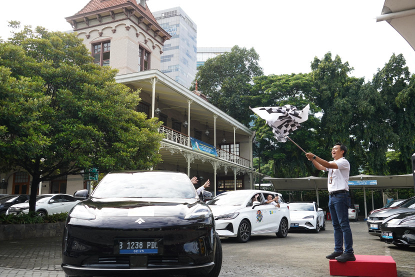 Senior Manager Niaga PLN UID Jakarta Raya, Inu Suprianto melepas rombongan touring mobil listrik KOLEKSI di Kantor PLN UID Jakarta Raya, Jumat (24/1/2025). (Foto: Dok RUZKA-REPUBLIKA/PLN)