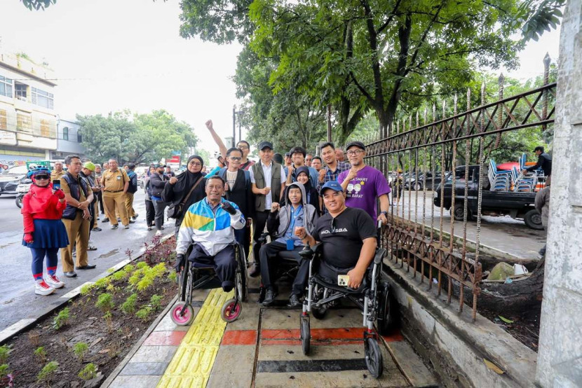 Sejumlah perwakilan disabilitas dan Pj Wali Kota Bandung A Koswara meninjau trotoar Tegallega. Foto: Diskominfo Kota Bandung