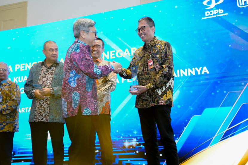 Dirut Bank Jatim Busrul Iman (kanan) menerima penghargaan dari DJPb