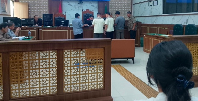 Penyerahan bukti surat permohonan Praperadilan penetapan tersangka RK di PN Kota Depok. (Foto: Dok RUZKA INDONESIA)