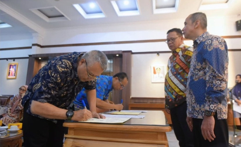 Penandatangan perjanjian kinerja dan fakta integritas SKPD Pemkot Sukabumi di Balai Kota Sukabumi, Kamis (23/1/2025).