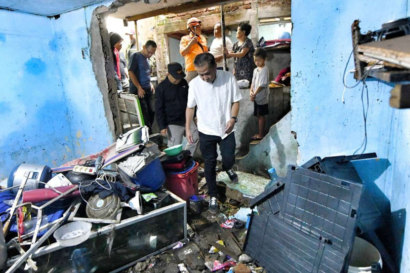 Pj Gubernur Jabar Bey Machmudin meninjau lokasi terdampak banjir di Jalan Arjuna, RT 02/RW 05, Kota Bandung, Sabtu (25/1/2025). Foto: Humas Jabar