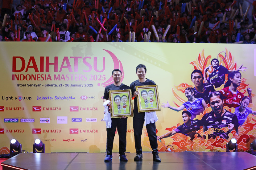 Pasangan senior Hendra Setiawan/Mohammad Ahsan alias The Daddies diberikan penghormatan di Indonesia Masters 2025. (PBSI)