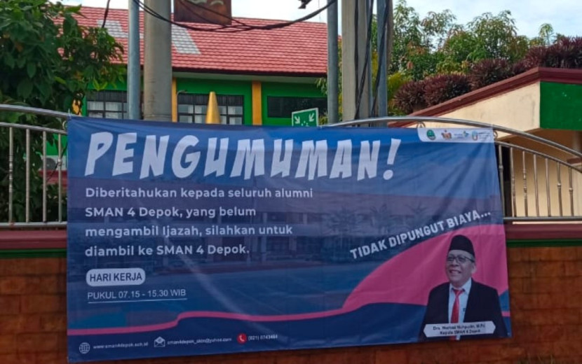 Spanduk pengumuman pengambilan ijazah gratis di SMAN 4 Kota Depok. (Foto: Dok RUZKA INDONESIA)