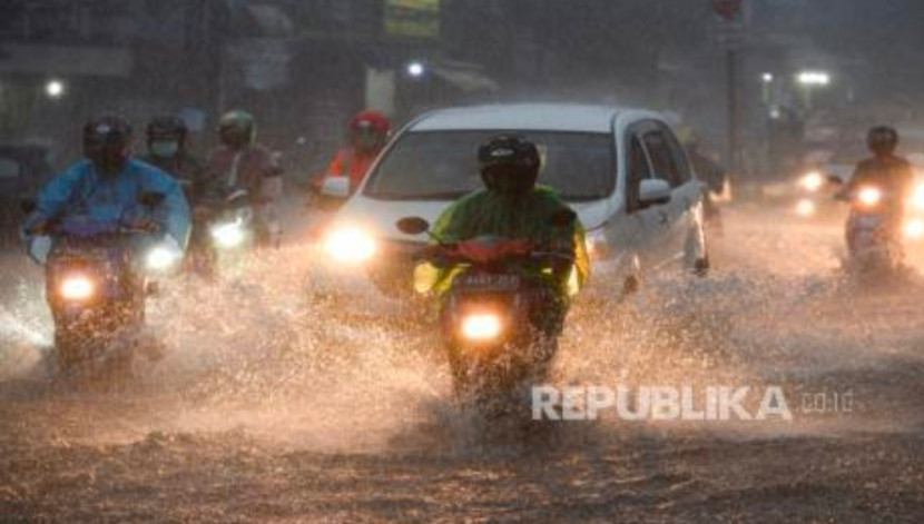 BMKG harap warga Jabar waspadai cuaca ekstrem, hujan angin, banjir dan tanah longsor. (Foto: Dok REPUBLIKA)