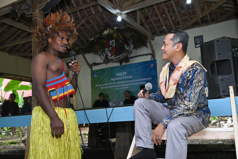 Wakil Menteri Pendidikan Dasar Fajar Riza Ul Haq bedialog di Sekolah Menengah Kejuruan (SMK) di sebuah kampung di Pangandaran, Sukabumi, Jawa Barat, Sabtu (25/01/2025). Foto : dok kampusiana