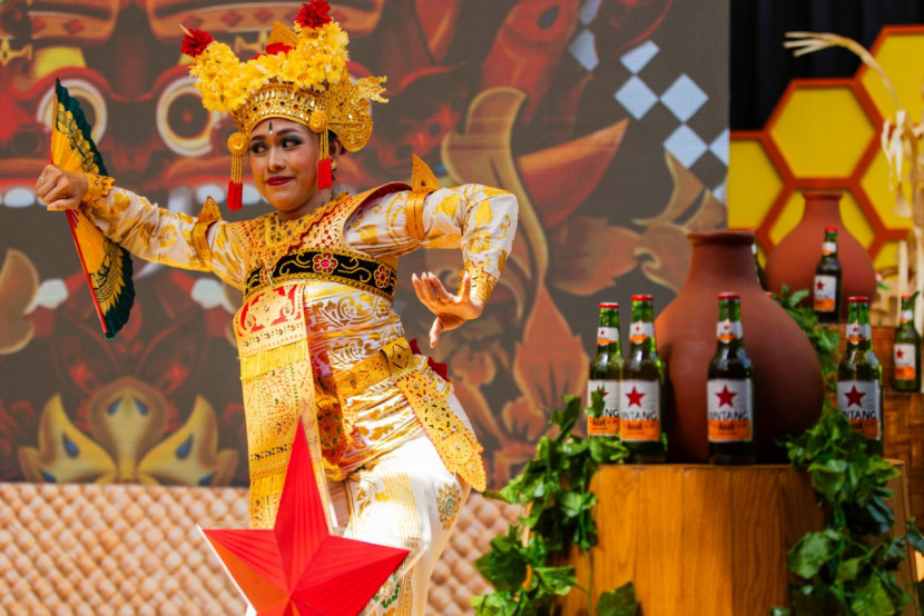 Peluncuran Bintang Arak Jeruk & Madu lewat kolaborasi legendaris dengan berbagai ikon terkenal di Denpasar, Bali, Sabtu (25/1/2025). (Foto: Dok Ruzka Indonesia/BB)