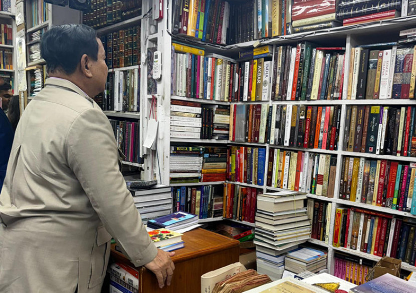 Saat kunjungan kenegaraan ke India, Presiden Prabowo mengunjungi toko buku Bahrisons Booksellers di New Delhi. (FOTO: FB @Prabowo Subianto)