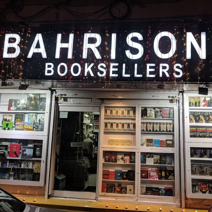 Rak Toko Buku Bahrisons Booksellers. (FOTO: IG @bahrisons_booksellers)