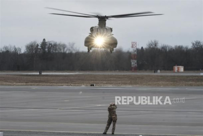 Helikopter Chinook milik Angkatan Udara Inggris. Sumber:EPA-EFE/Valda Kalnina