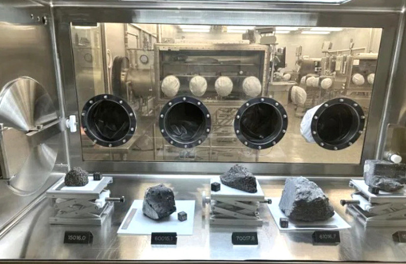 Sejak era Apollo, sampel bulan telah disimpan di Johnson Space Center milik NASA di Houston dan tersedia untuk penelitian. Semua sampel bulan yang dianalisis di laboratorium di Göttingen disediakan oleh NASA/Andreas Pack.