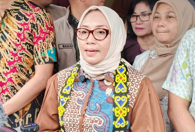 Menteri PPPA Arifah Fauzi saat mendatangi keluarga korban di Balikpapan.