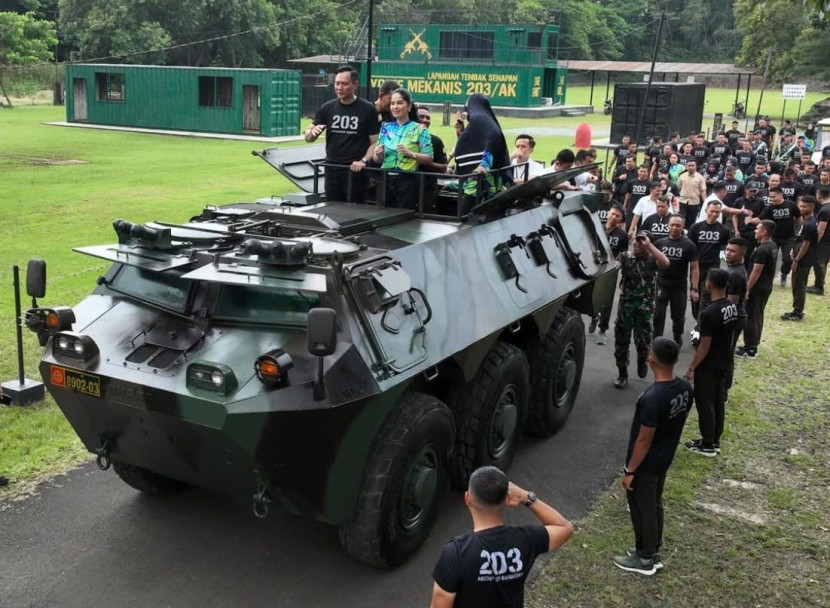 Menko IPK Agus Harimurti Yudhoyono (AHY) dan istri Annisa Pohan mengunjungi Markas Yonif 203/Arya Kemuning. Sumber: Seputar Militer