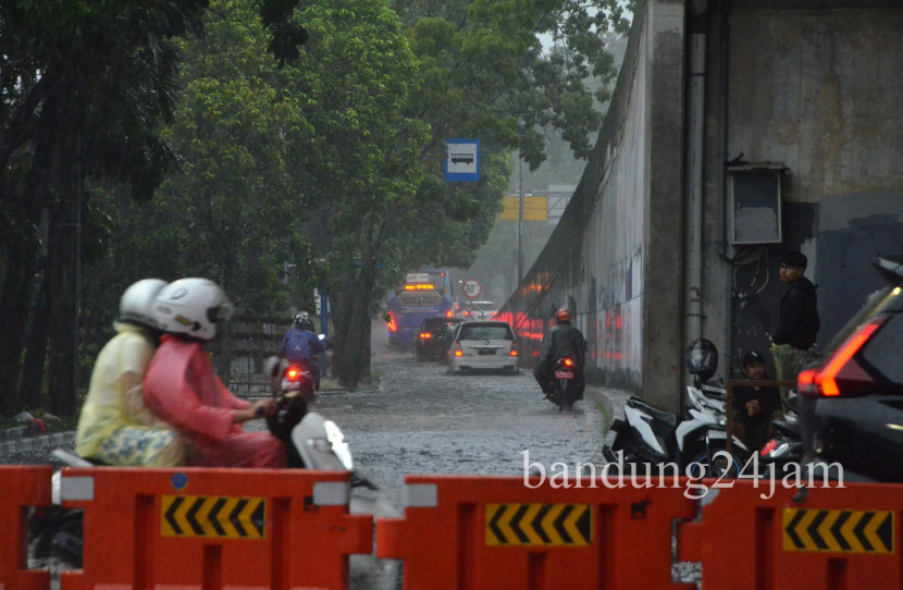 Kondisi sejumlah ruas jalan di Kota Bandung, saat hujan deras. Foto: Edi Yusuf