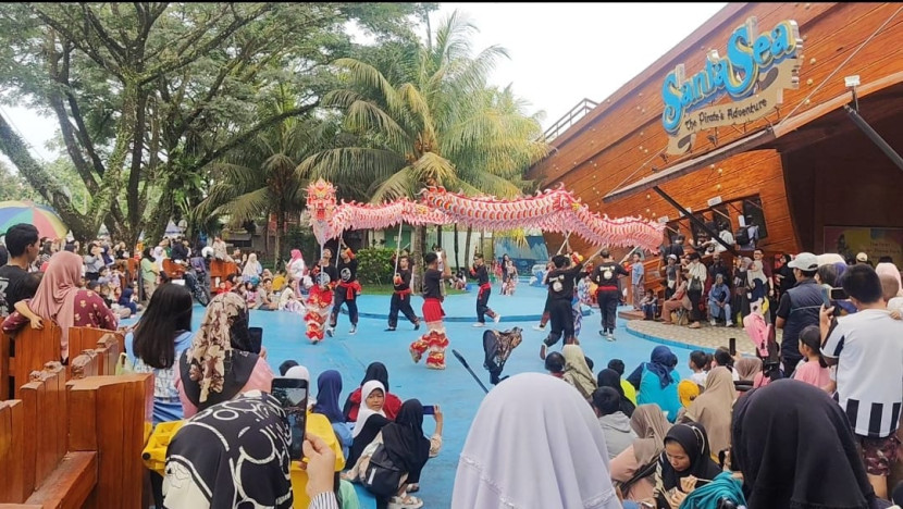 Pengunjung memadati lokasi wisata Santa Sea Water Theme Park Kota Sukabumi di momen libur panjang, Senin (27/1/2025).