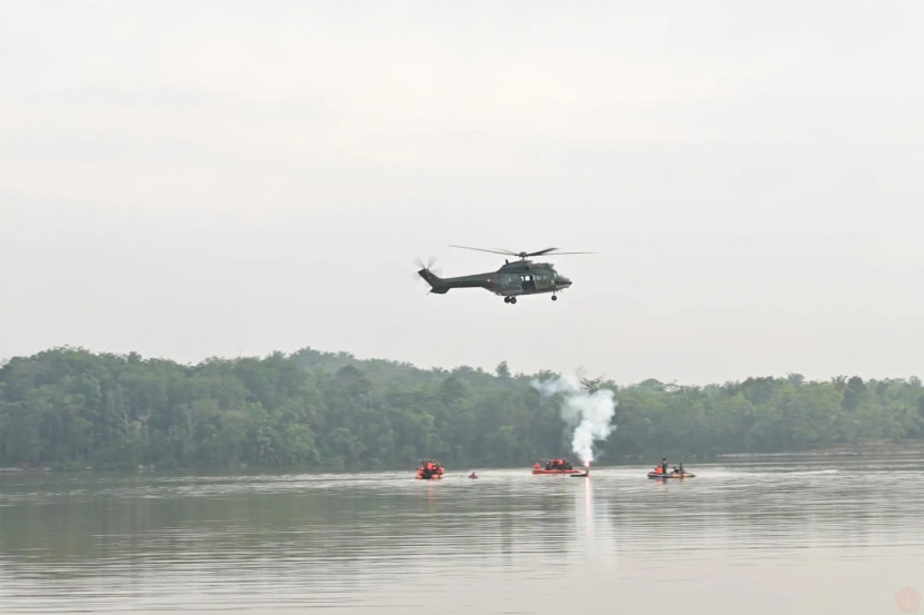 Teknik hoist diterapkan untuk mengevakuasi korban tanpa perlu mendaratkan helikopter. Foto: TNI