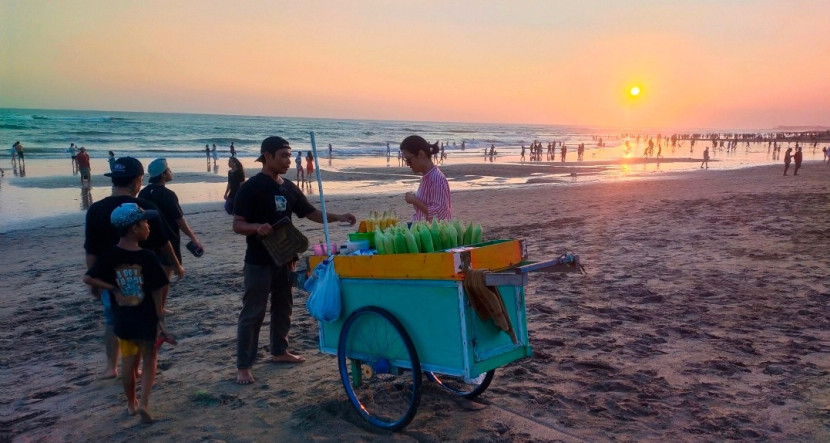 Libur panjang, pantai Canggu, Bali dipadati wisatawan lokal. (Foto: Rusdy Nurdiansyah/RUZKA INDONESIA)