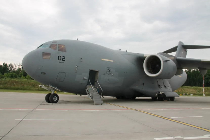 Pesawat Boeing C-17 milik Angkatan Udara AS terbang dari Israel ke Polandia. Sumber: Defence Blog