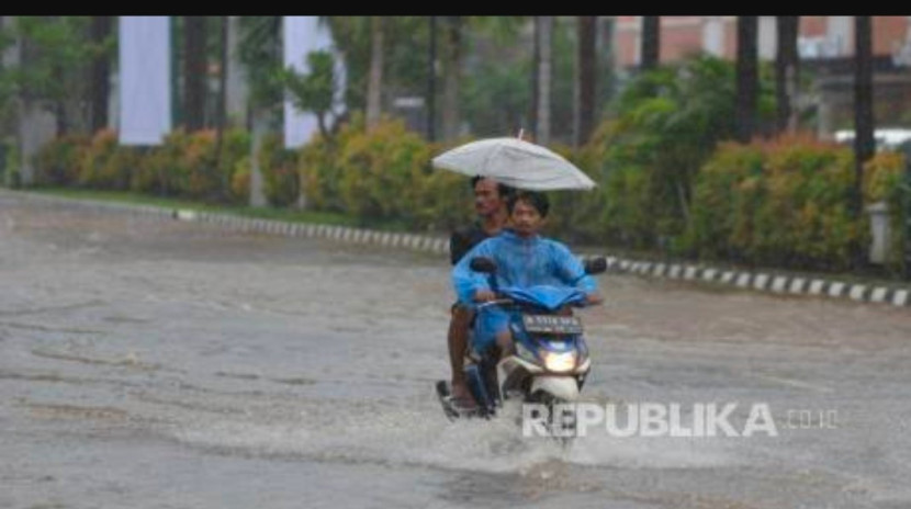 Hujan yang mengguyur seharian di Kota Depok diimbau warga waspada bencana banjir dan tanah longsor. (Foto: Dok REPUBLIKA)