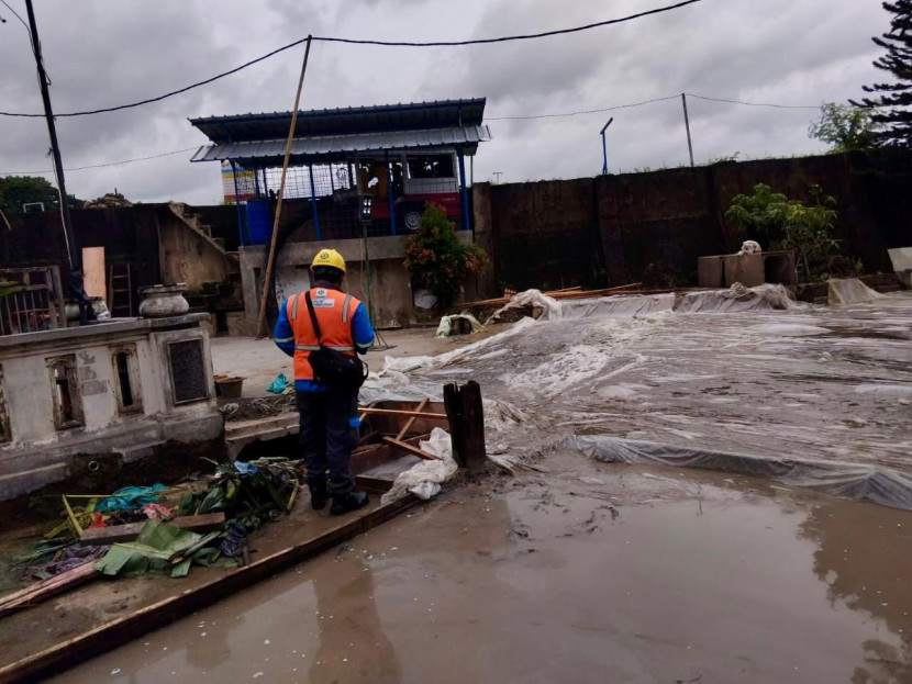 Pengecekkan langsung oleh Petugas PLN pada daerah terdampak banjir di Perumahan Pondok Gede Permai, Bekasi. Foto: PLN