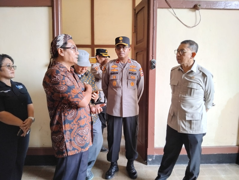 Momen saat Menteri Kebudayaan Fadli Zon melakukan kunjungan ke Rumah Pengasingan Bung Hatta dan Bung Syahrir di kawasan Kompleks Setukpa Polri, Kota Sukabumi, Rabu (29/1/2025). 