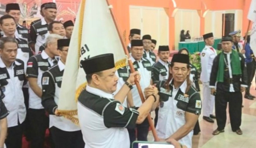 Bang Barok (kiri) bendera pataka pelantikan Ketua Forkabi Kota Depok. (Foto: Dok RUZKA INDONESIA)