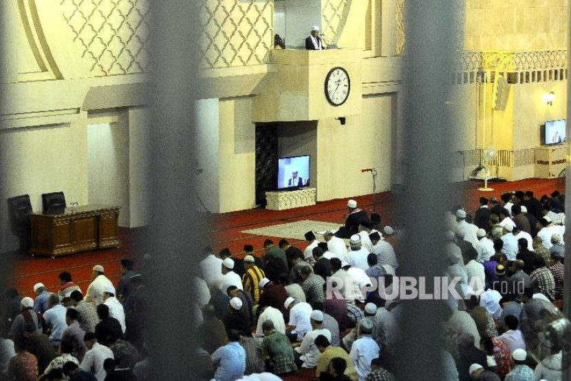 Ilustrasi khatib sedang memberikan khotbah pada Sholat Jumat. Foto: Republika/Agung Supriyanto