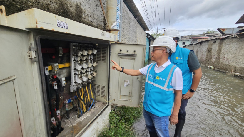 General Manager PLN UID Jakarta Raya, Lasiran melakukan tinjauan langsung pada infrastruktur ketenagalistrikan yang terdampak banjir di Tegal Alur, Jakarta Barat, Rabu (29/1/2025). (Foto: Dok Ruzka Indonesia/PLN)