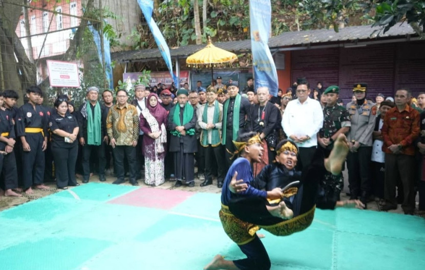 Penampilan pencak silat saat menyambut kedatangan Menteri Kebudayaan Fadli Zon di Ponpes Dzikir Al Fath Kota Sukabumi, Rabu (29/1/2025).