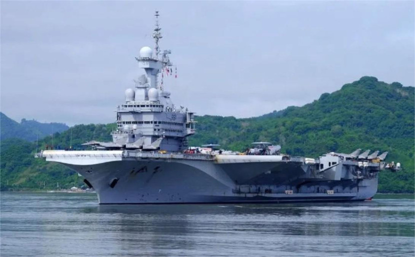 Kapal induk Charles de Gaulle (R91) bersandar di Pelabuhan Gili Mas, Kabupaten Lombok Barat, Nusa Tenggara Barat, Selasa (28/1/2025). Sumber: Penrem 162/Wira Bhakti